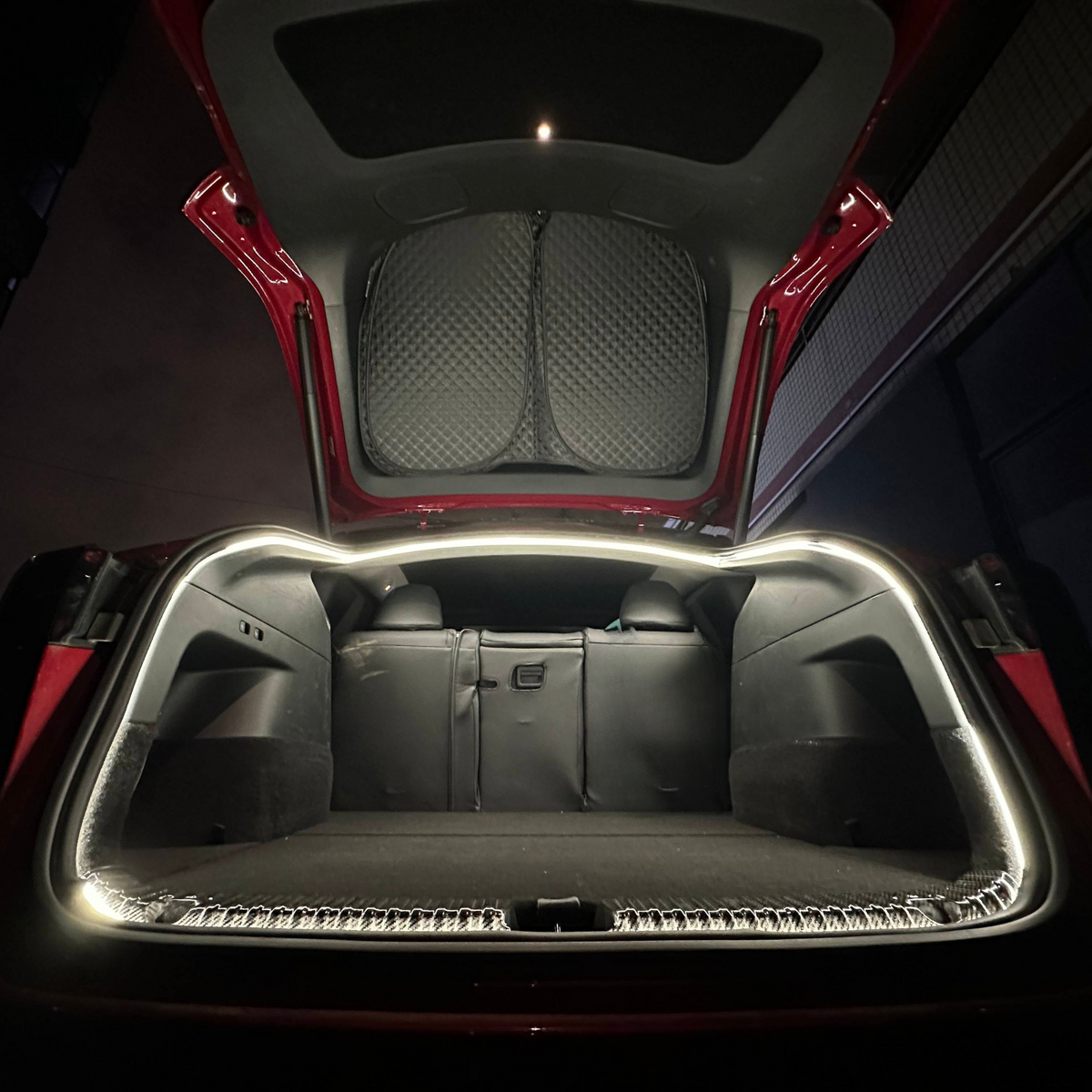 LED-lys til bagasjerom – Tesla Model Y - bilde 1