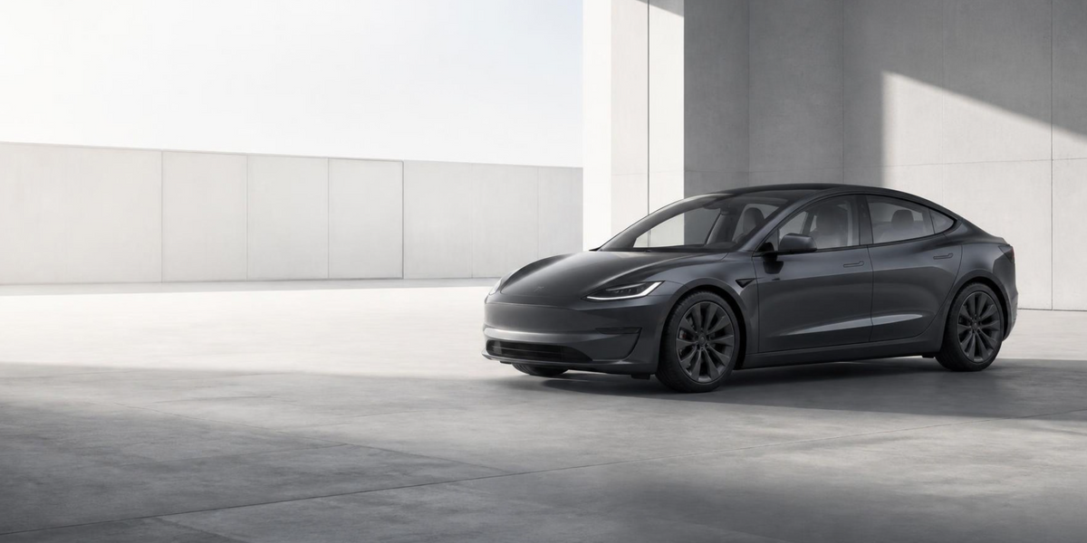 Grå Tesla Model 3 Highland i studio