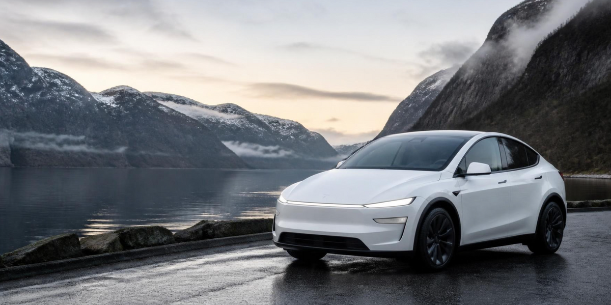 Hvit Tesla Model Y ved norsk fjord
